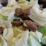 びっくり焼き亭 - キャベツから出た水分が鉄板にたまりべちゃべちゃ‥‥以前はこんなことなかった。。残念