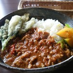 くらしとごはん リクル - キーマカレー、野菜の天ぷらとかぼちゃが添えられてます。