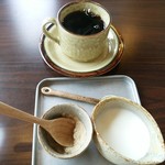 くらしとごはん リクル - ホットコーヒー、ミルクと砂糖が独特です。