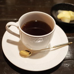 横濱屋 - 自家製ハヤシライス(950円)のホットコーヒーと白桃とカスタードのデザート