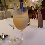 ヴィラ・デル・ソル - 金野シェフ特製シャンパーニュと洋梨のカクテル。
