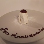 ヴィラ・デル・ソル - 和栗のバシュランは、白いメレンゲに覆われた中に、マロンと生クリームの層が幾重にも積み重なった逸品‼