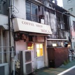 モカ - 裏側からみる店舗
