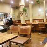 モカ - 広々とした店内風景