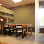 八百亀 - お座敷のテーブル席。右側の方からは、お外の緑が見えます。