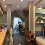 八百亀 - カウンター席にお座敷のテーブル席