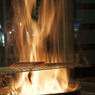 [Flame straw grilling] This cooking method, which is rare in Nakasu, is worth seeing in both taste and appearance!