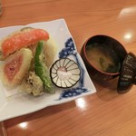 八百亀 - ＜2016／９月ランチ＞メインの季節の天ぷらとお味噌汁。