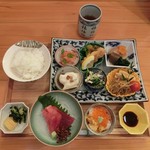 八百亀 - ＜2016／９月ランチ＞季節の天ぷら定食デザート付き2,000円（税込）の、小鉢いろいろ。メインは後ほど。。。