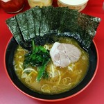 横濱家系ラーメン 勝鬨家 - ラーメン680円麺硬め。海苔増し100円。