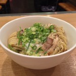 カーザ ルカ - カルボナーラ風つけ麺 大盛りの麺。特製ズーチーソースなネギがブチまけられている。このまま食べてもけっこういいけど、大盛りだとやはりズーチーソースが少なく感じる