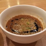 カーザ ルカ - カルボナーラ風つけ麺のつけ汁。ミラノとんこつラーメソより濃厚なスープにマー油しっかり。