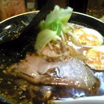 黒丸の辛口麺固め。表面にはマー油の膜が…