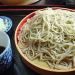 三たて蕎麦 やじま - 緑がかったお蕎麦。シャキッとして新蕎麦の様。保存方法がいいのかな。。。