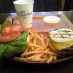 チーズバーガーセット。真ん中にはカラッと揚がっているポテトが。結構なボリュームです。