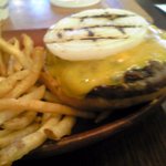 チーズバーガーアップ。肉が結構大きいです。