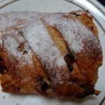 ファミーユ - くるみとレーズンのフランスパン(1/4、149円)