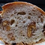 ファミーユ - くるみとレーズンのフランスパン(断面)