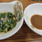 長白小館 - 醤油、ごま油　葱とゴマタレ