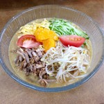 龍華 - 冷やし中華大盛(¥780+¥120)
      器には深さがありずっしりとした重さ。麺2玉に胡麻ダレのスープもたっぷりで、すごいボリューム！
      さすが『龍華』である。