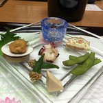 日の出 - 口取り(蛸とズッキーニ梅肉添え、穴子との白和え焼き、枝豆、酒盗チーズ、おくらおかか和え、蛤はんぺいほか)