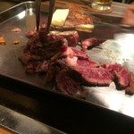 ＷＩＮＥ×鉄板料理 ば～る - 切り分けて・・・【料理】