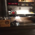 ＷＩＮＥ×鉄板料理 ば～る - この鉄板でマスターが焼いてくれます【内観】