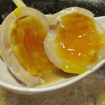 龍の家 - 半熟煮玉子150円。黄身が流れ出さない程度の美味しい味玉子でした。