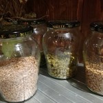 ブリューパブ テタールヴァレ - カウンターに置いてあったホップと麦