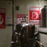 ブリューパブ テタールヴァレ - 店内奥のカウンターから見える醸造設備