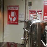 ブリューパブ テタールヴァレ - 店内奥のカウンターから見える醸造設備