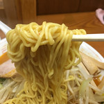 みそラーメンのよし乃 - 低加水の麺アップ
      後半にはスープを吸ってもっちりに