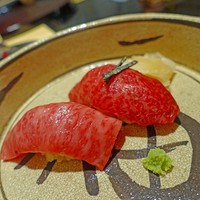 肉屋 雪月花 NAGOYA - 近江牛の握り　霜降りと赤身
