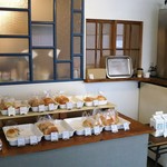 白楽ベーグル - ベーグルの棚：朝早かったので、これから並べるところ。