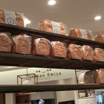 レブレッソ - 店内に並ぶパン♪
