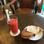 サルメリアモナカ - モルタデッラパニーニ（450円）とブラッドオレンジジュース（480円）