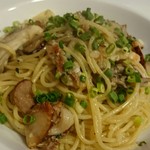 イタリア食堂amico - 雪国舞茸と自家製バラ肉燻製のアーリオオーリオ