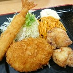 Chouja Harasa Bisu Eria Kudari Sukei Shoku Fu-Doko-To - エビフライ、鶏むね肉の唐揚げ、俵型のコロッケ
