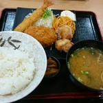 長者原サービスエリア 下り 軽食・フードコート - ミックスフライ定食   パッと見は普通ですが、全てがデカいのです。