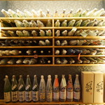 Momo - －5度・常温の日本酒が店内にずらっと並ぶ。最大1000本のお酒がストックできます。