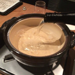 悠久乃蔵 しゃぶしゃぶと糀料理、日本酒 - 鍋に注がれる日本酒