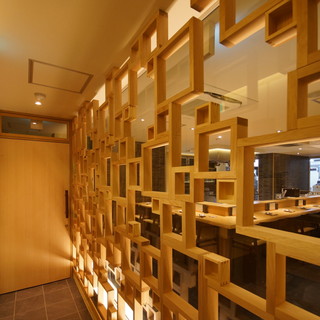 The stylish entrance features an object with the motif of a sake cup.
