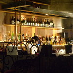 Bar e Trattoria QUATTRO - 中央にはバーカウンターもある