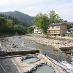 奥津荘 - 川の反対から見た奥津荘