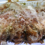 たこ焼き 六兵衛 - おかかが大量にかかっている