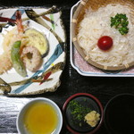 お食事処 風呂長寿 - 料理写真:【クーポン特別メニュー】通常のメニューにはない天麩羅の盛り合わせ+そうめんのセット。天麩羅は揚げたてで衣はふんわり系。そうめんつゆは甘みが強め。予想以上においしかったです。
