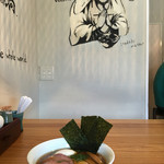 渦雷・ラーメンと店内