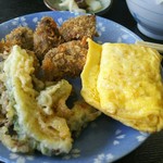 牛肉のフライと目玉焼き、天ぷら　これにごはんと味噌汁、その他おまけが付いて　410円也