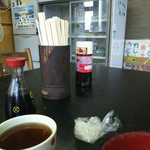 昭和な店内とおかずの入ったケース、お茶の入った冷蔵庫