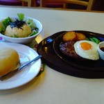 Gasuto - 超あらびきハンバーグ　目玉焼き添え&寄せ豆腐のサラダ&パン